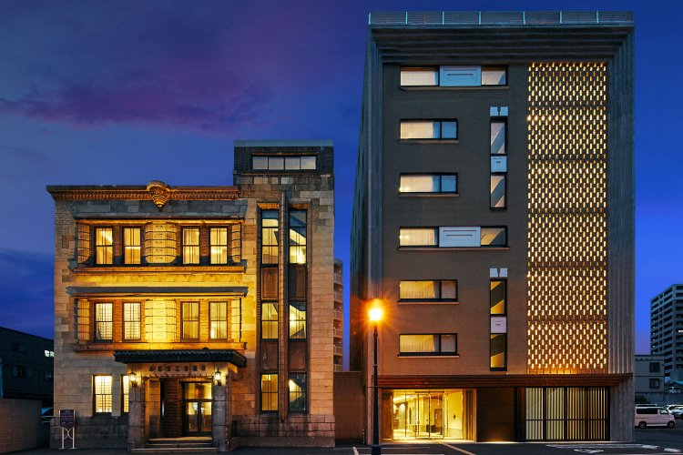 『OMO5小樽』。小樽市指定歴史的建造物をリノベーションした南館（左）と機能性とデザインを追求した北館（右）からなる。