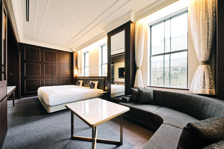 天井が高く広々。南館の2部屋限定のデラックスルーム。