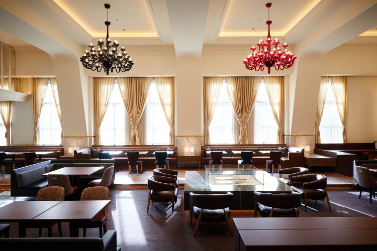 旧小樽商工会議所の大会議室を改装した「OMOカフェ＆ダイニング」。