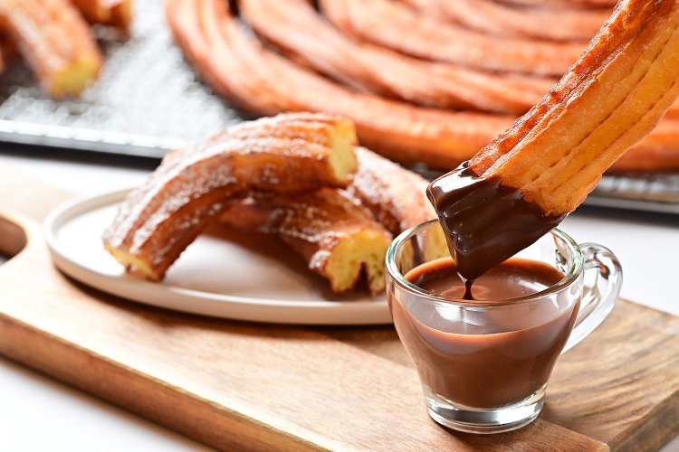 ホットチョコレートに浸しながら食べるチュロス。甘さが絶妙で朝から元気が出る。