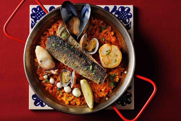 骨まで食べられるニシンのミックスパエリア。