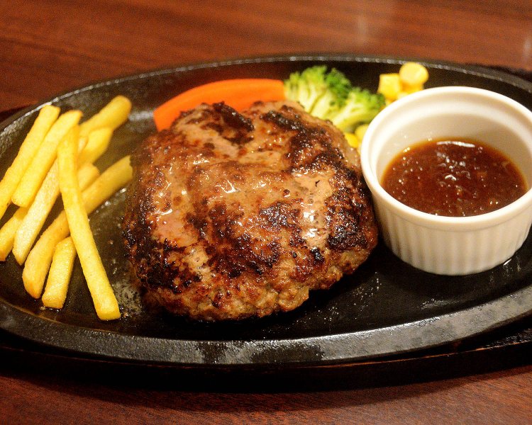 見るからにジューシーなハンバーグ。合いびき肉などではなく、国産黒毛和牛の肉だけで作っただけに輝いているように見える