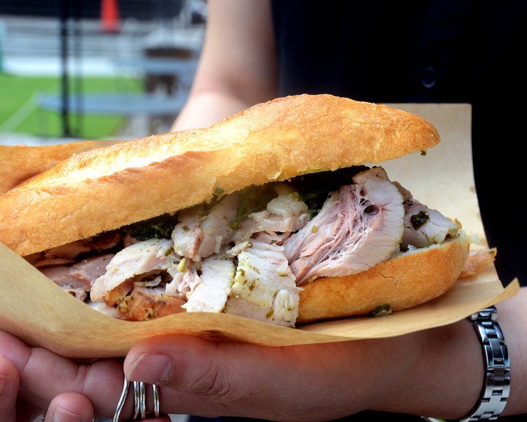 ボルケッタサンドを持ってみると……ご覧の通り豚肉がぎっしり！食べ応え満点。