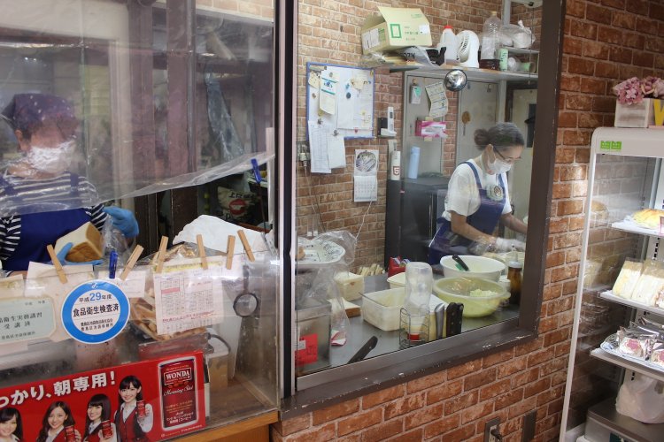 作業場はガラス張り。次々にサンド類が作られていく。