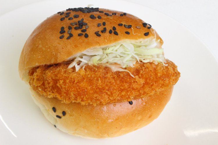 コロッケパンは175円。なによりほんのり甘めなパンがおいしい。