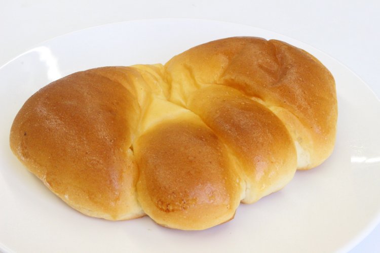 町のパン屋さんだから、クリームパン140円も間違いなくおいしい