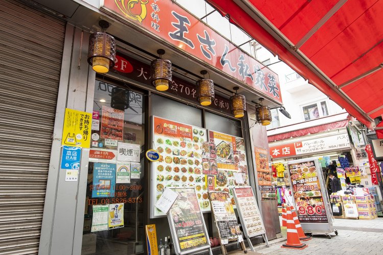 アメ横から一本外れた路地にある。