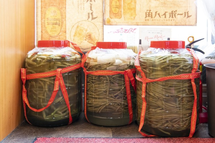 店内で漬け込まれているササゲ。