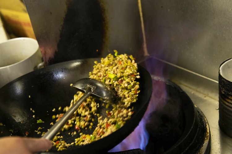 酸豆角肉末を一気に仕上げる。