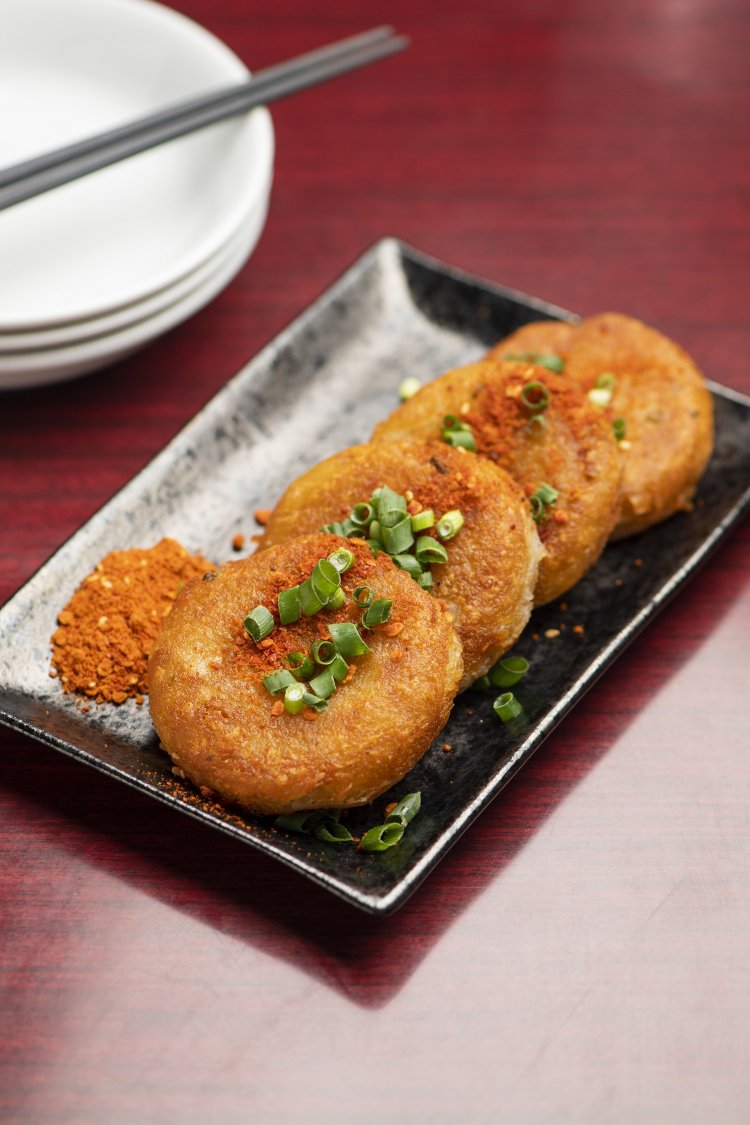 裏メニューの洋芋（ヤンユーバーバー）１個２２０円はマッシュして焼いたじゃがいもに貴州の唐辛子をつけて