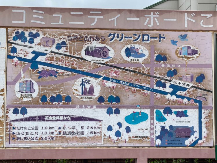 花小金井駅に設置されたシンプル地図。外にあるため劣化が進んでいる。
