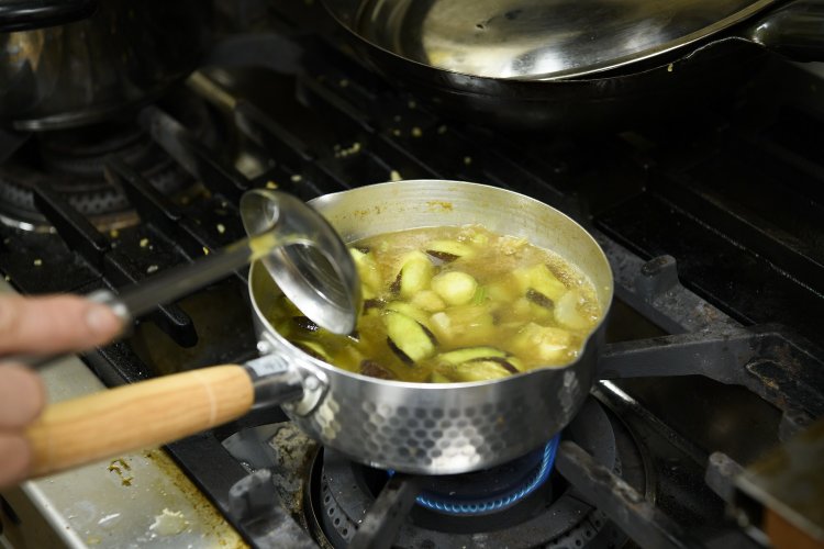 サワースープを煮込んでいく。