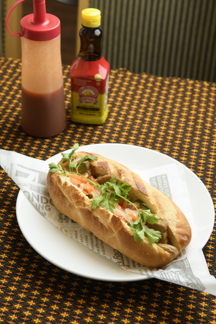 カンボジア胡椒の効いたパテが自慢のノンパン６８０円。