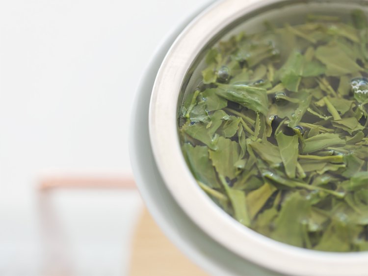 日本茶は、同じ茶の木から年に2〜3度収穫されます。中でも一番茶はその年の最初に摘み採った茶葉で作ったお茶で、新茶とも呼ばれます。（画像提供：MARUZEN Tea Roastery）