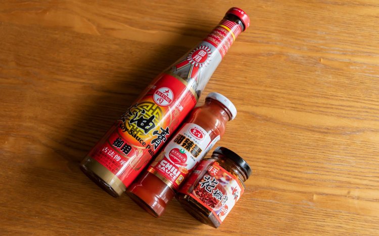 黑輪では醬油膏（とろみ醤油）と番茹醬（ケチャップ）が使用されるが、甜辣醬（台湾チリソース）や花辣醬、辣椒醬（辛味調味料）などをつける場合もある