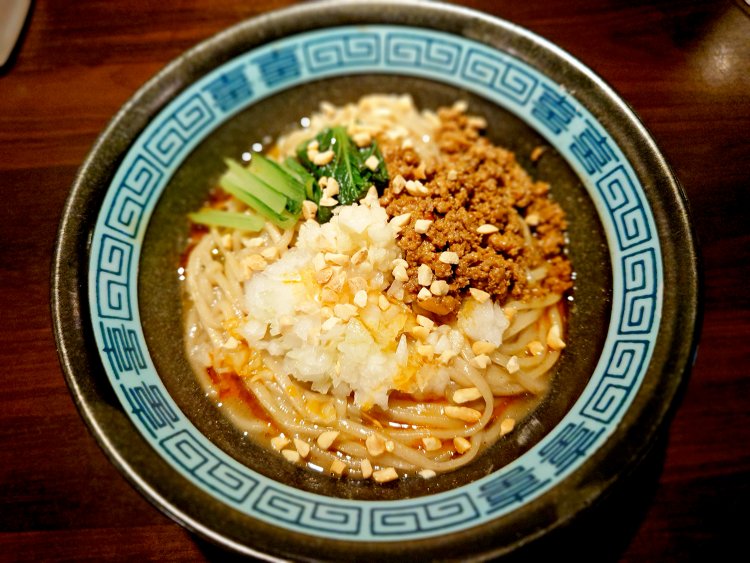 にぼたん880円。自家製ラー油の辛さと花山椒の痺れが利いた汁無し煮干担々麺。