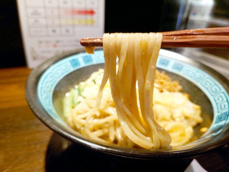 実家製麺に特注のもちもちストレート太麺。旨味たっぷりのスープがよく絡む。