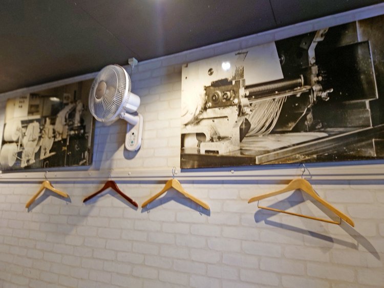 カウンター後ろの壁に、実家製麺の写真が飾られている。