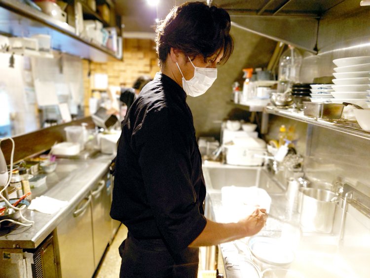 格好いい立ち姿はイタリアンシェフのようだが、注いでいるのは煮干スープ。