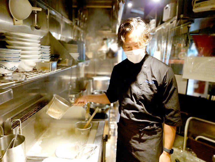 常に新しいこと面白いことを考えながら、厨房に向かう田中さんは真剣そのもの。