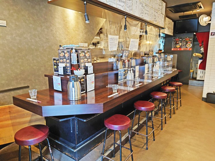 間隔をあけてカウンター9席。　落ち着いた照明でバーのような店内。