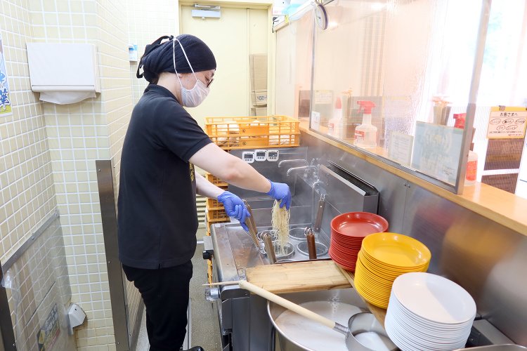 「ひっきりなしに替玉のご注文が入ります」と副店長の尾中瑞城さん。数秒単位で茹で時間との勝負が続く。