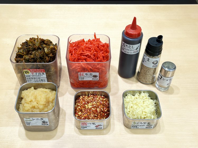 卓上には辛子高菜と紅生姜を常備。白ゴマ、白コショウ、おろしニンニク、鷹の爪、きざみショウガは店員さんに声がけを。