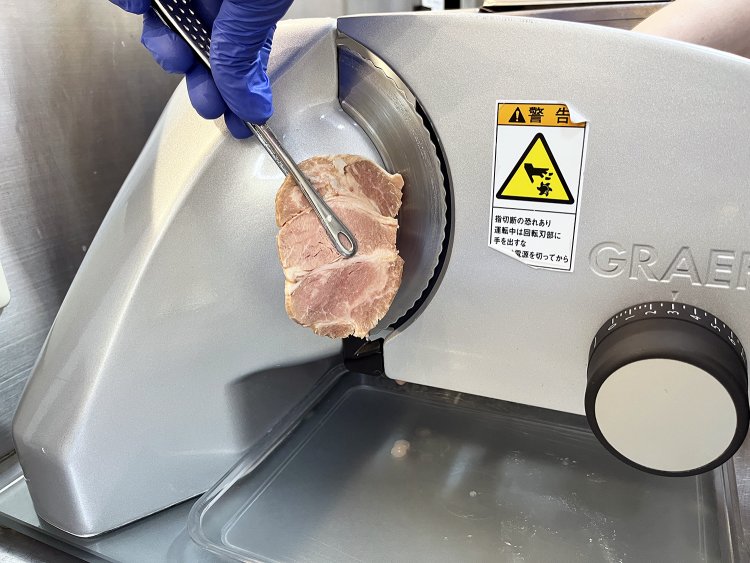 チャーシューの追加は300円。替玉と一緒におかわりしようかな。