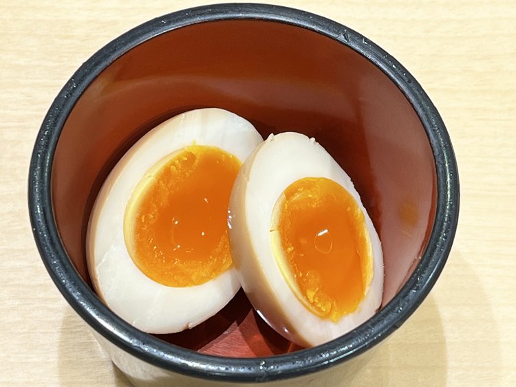 半熟玉子100円。トッピングで注文すると別皿で提供される。