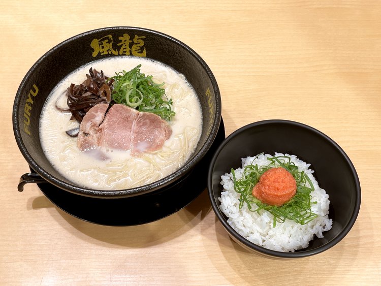 とんこつセット850円。替玉もあるので満腹にならないように考えられたご飯の量。