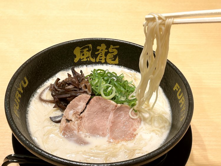 とんこつラーメン 博多風龍 秋葉原総本店』。クセになる味わいのとんこつラーメンは替玉2玉まで無料！｜さんたつ by 散歩の達人