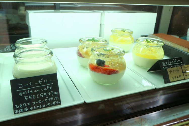 季節のフルーツを使った気まぐれデザートは見た目も楽しい。