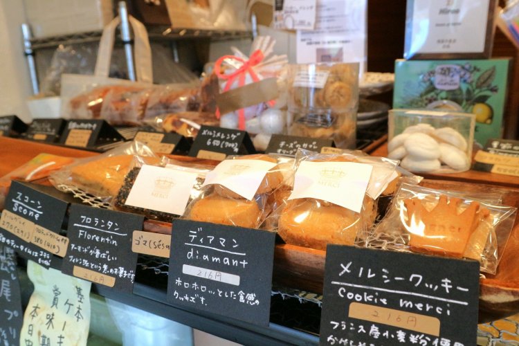 クッキーやスコーン、パウンドケーキなどバラエティ豊かな焼き菓子が並ぶ。