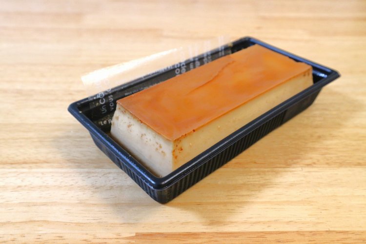 1本のまま食べられる広尾プリンは1本1350円（2022年8月時点）。