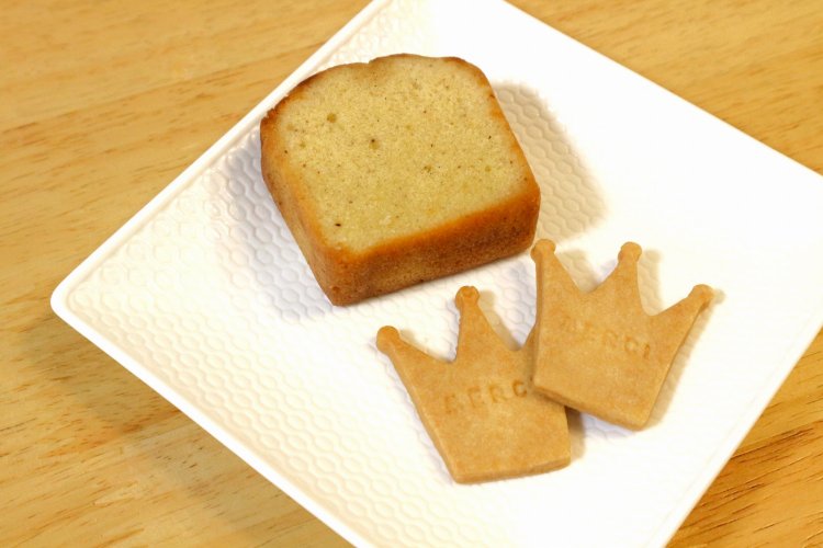 メルシークッキー（写真手前）とパウンドケーキのカットサイズ（写真奥）はほっこり素朴な見た目。
