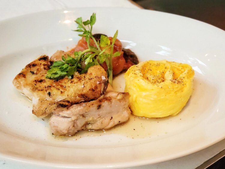 大山鶏のグリル + スクランフブルエッグ or 目玉焼き（コース料金に＋300円）。