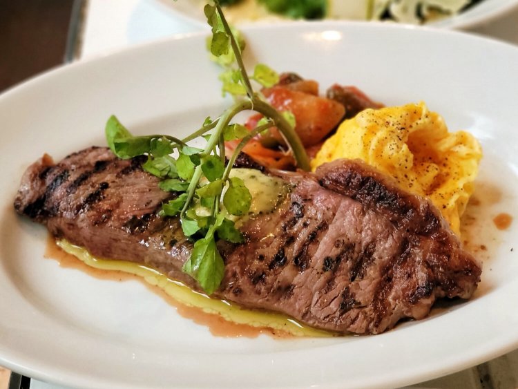 サーロインステーキ + スクランブルエッグ or 目玉焼き（コース料金に＋800円）。