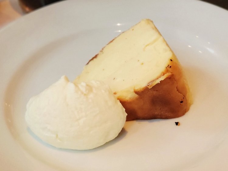 バスクチーズケーキ 単品800円。