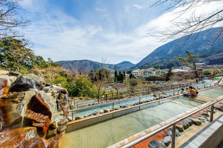 「超絶景 展望露天風呂」では、四季折々の景色と絶景、温泉が一緒に楽しめる。