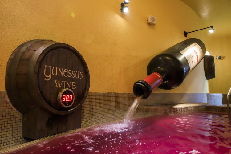 ワイン風呂では、優雅な気分で入浴できる。