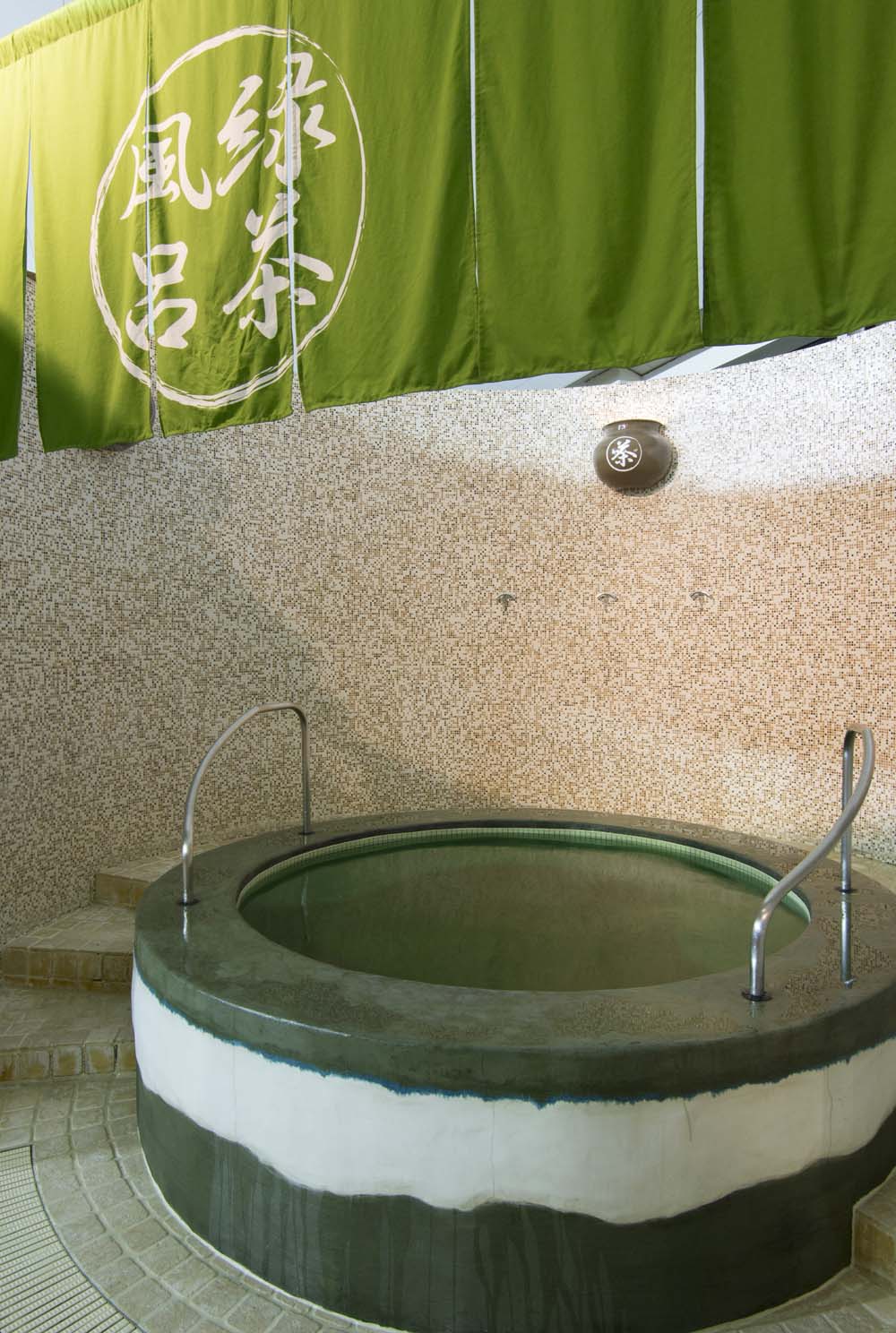 鮮やかな緑色のお湯が特徴の緑茶風呂。