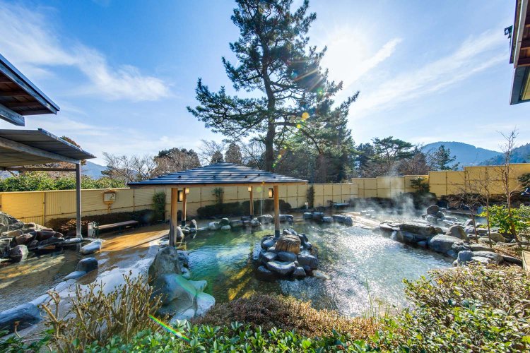 元湯 森の湯では、大自然に抱かれているかのような開放感が得られる。