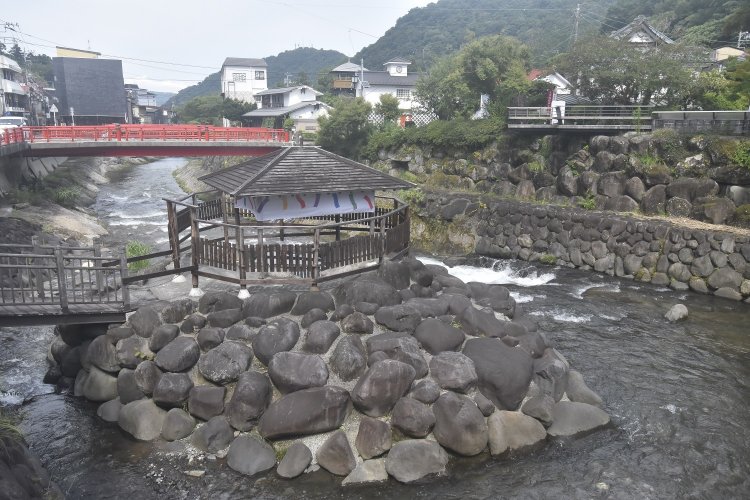 桂川（修善寺川）の河原に湧く独鈷の湯。