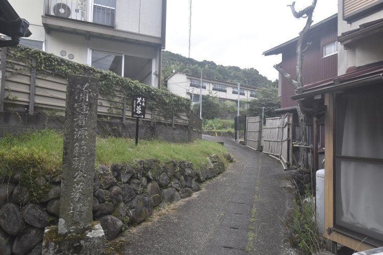 県道を登っていくと右手小径入り口に源範頼の墓所を示す石碑が目につく。