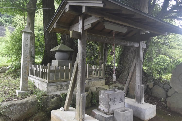 町を見下ろす小高い場所に築かれている範頼の墓。