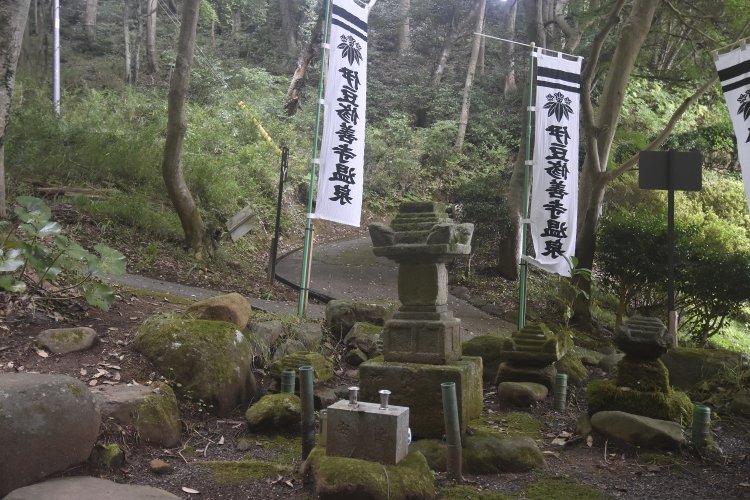 修善寺梅林への登り口に移設された安達盛長の墓。