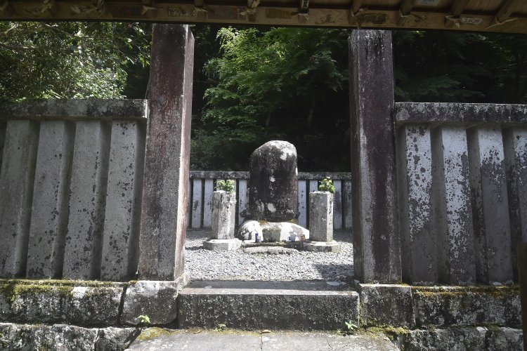 源頼家の墓は、手前に見える供養塔の裏に隠れている。