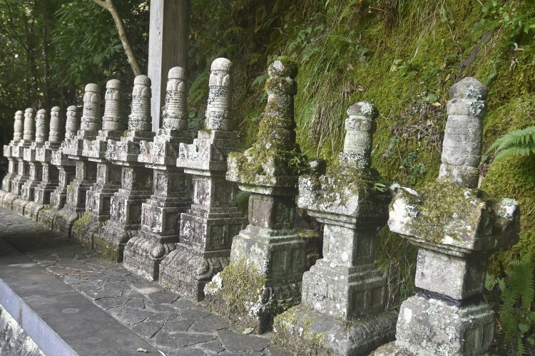 頼家に殉じて最期を遂げた13人の忠臣が眠る。