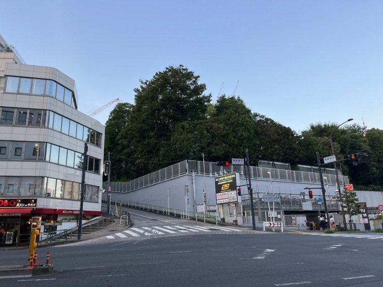 地下鉄「麻布十番駅」に向かう環状3号線。