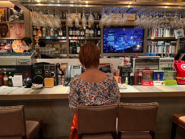 綺麗な店内で懐メロが楽しめるぞ。